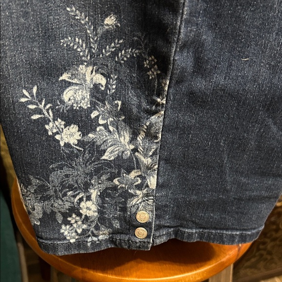 Gloria Vanderbilt Denim Blue Floral Shorts - Picture 5 of 9